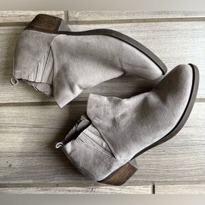 Carlos Women’s Light Gray Bryce Ankle Booties 8M